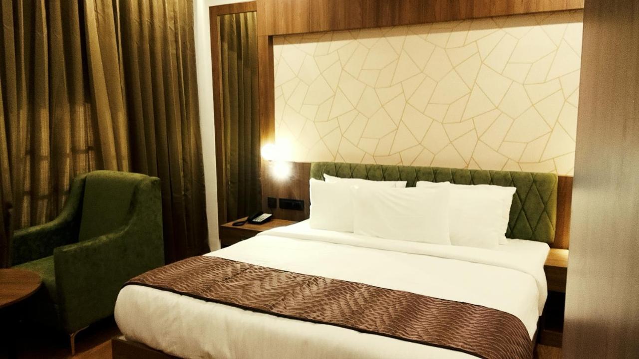 Mandarin Sky Hotel Kannur Buitenkant foto