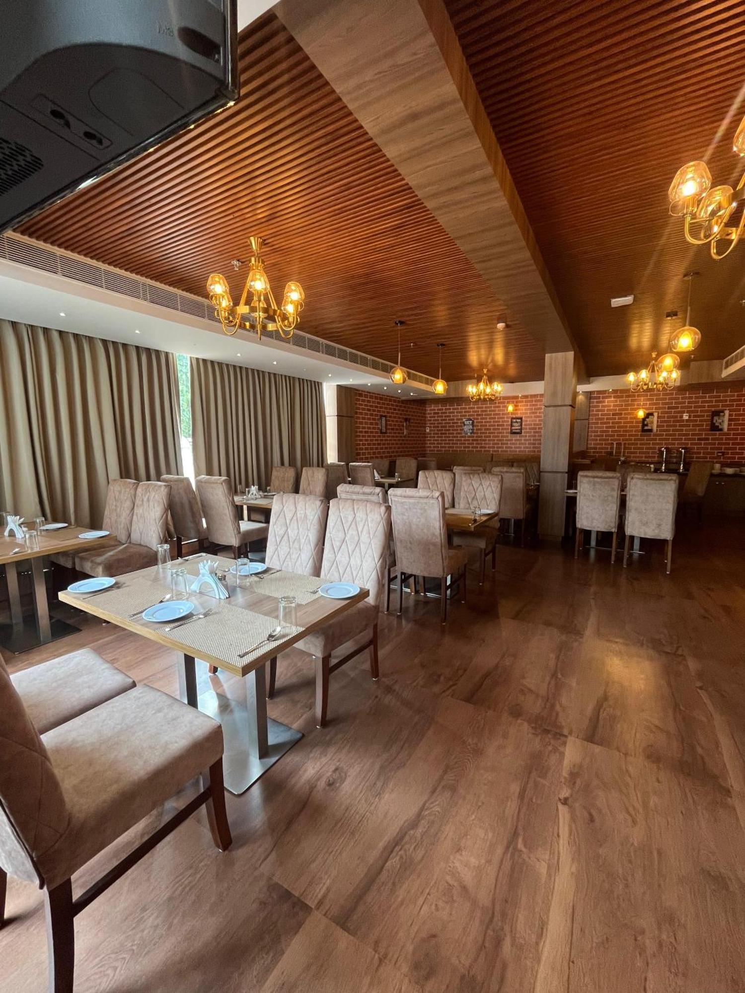 Mandarin Sky Hotel Kannur Buitenkant foto